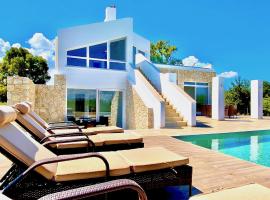 Danune Luxury Beachfront Villa with private pool by DadoVillas, hôtel à Astrakeri