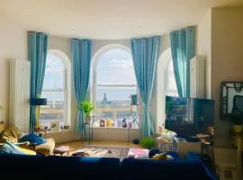 One Double bedroom with en-suite at the Royal - Homestay - not Hotel