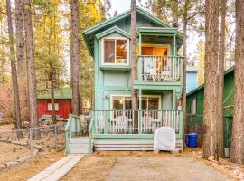 Near Skiing and Hiking Dog-Friendly Big Bear Cabin, hotel a Big Bear City