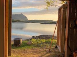 Flott hytte og naust med beliggenhet ved vannet!、Sandslettaのホテル