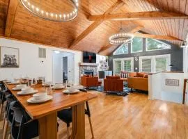 6br Luxe Cabin Sleeps 16 Hot Tub & Pool Table
