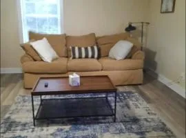 Stylish And Convenient With Wifi & Fenced Yard