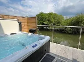 Waveside-Waterside with hot tubResort PoolGym