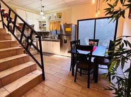 Bambú Family House, AC, WiFi, near Metrocentro Mall, ξενοδοχείο με πάρκινγκ σε Σάντα Άνα