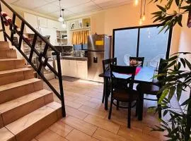 Bambú Family House, AC, WiFi, near Metrocentro Mall