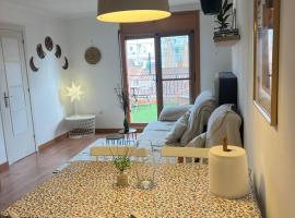 Private Double Room in a Shared Penthouse with Patios、サン・アドリア・デ・ベソスのホテル