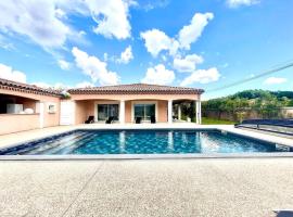 Private swimming pool & jacuzzi magnifique villa provençale, ξενοδοχείο σε Livron-sur-Drome