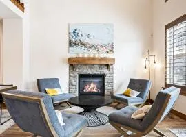 Luxurious Stay, 8min Drive to Deer Valley, Private Hot Tub, Parking for 3 Cars, Sleeps 18!
