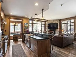 Luxury Residence, Ski-in Ski-out, Cozy Interiors, Private Patio, Shared Pool, Close Fine Dining