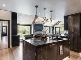 Luxury Residence, Ski-in Ski-out, Cozy Interiors, Private Patio, Outdoor Grill, Close Fine Dining