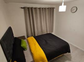 Spacious, cozy double room 3 with amenities, ξενοδοχείο στο Νότιγχαμ