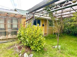 Alpine House, Holiday Home, Sleeps 6, Super Cosy, 4 beds, hotel in Otira