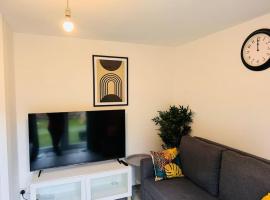 Bella Homes-Spacious 4 bedroom Modern Town house Romford，位于罗姆福特的酒店