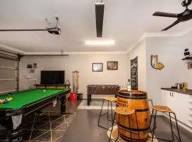 Devan House - An Entertainers' Retreat Close to Town