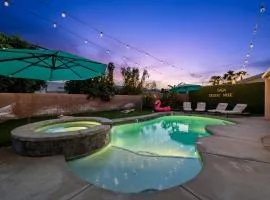 Casa Desert Muse with Heated Pool Spa Firepit Mini Golf and Games、インディオのヴィラ
