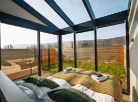 Glass roof lodge with private hot tub、レイクホルトのコテージ