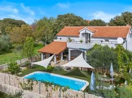 Amazing Home In Oklaj With Wifi