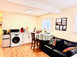 13 Mins to Downtown-Free Parking near Joyce Skytrain -2 Beds, hotel v destinaci Vancouver