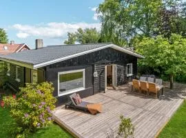 Beautiful Home In Fredensborg With Wifi