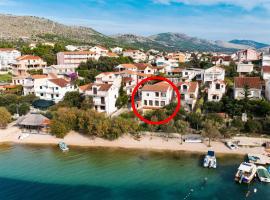 Apartments by the sea Grebastica, Sibenik - 461, hotel in Grebaštica