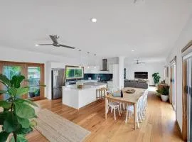 Wattlebird with fire pit and outdoor bath