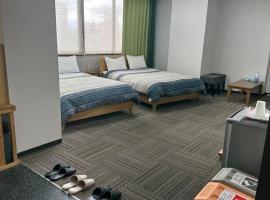 4人で一緒に熊本の中心地の最も広く安価な部屋 KDY stay、熊本市のホテル