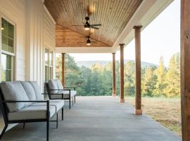 Private Retreat! Pool, Hot Tub, Awesome Views, Washer & Dryer, Wi-Fi, Near Rome, GA, hotel en Summerville