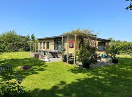Beautiful bungalow with spacious garden, Hotel in De Cocksdorp