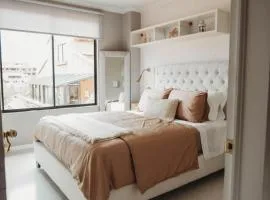 Top floor 3 bedroom apartment located 10min away from The Cathedral