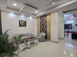 Satyabhama HomeStay-Pearl-Luxury two BHK Appartment, hotel in Indore
