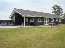 Stunning Home In Knebel With 4 Bedrooms And Wifi
