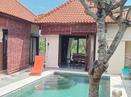 A villa with a pool located in a quiet area on the outskirts of Bali, hotel sa Krambitan