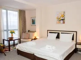 Sunny Studio in Hotel Berlin, Steps from the Beach! by Flat Mаnager