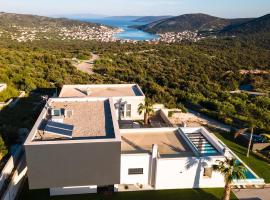 Villa Koko Vinišće with heated pool and sea view, Hotel in Vinišće