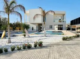 Villa di lusso con piscina e piccola spiaggia