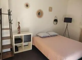 Studio privé - terrasse, parking, WIFI
