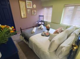 Dovetails, short drive from Alton Towers and Uttoxeter racecourse Games room with Wii and football table, ξενοδοχείο σε Rocester