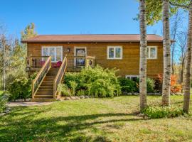 Black Bear - Cozy 4-season Cottage W Hot Tub, Hotel in Miller Lake