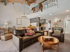 Gorgeous Mtn Villa, Ski, Golf, Pickleball, Pool, Hot Tub, Fitness