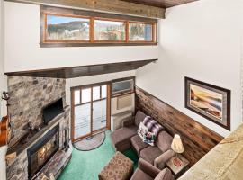 Condo at Lutsen Mtn, Ski in Ski out, Hike, Bike, Ski, Swim, etc, acomoda&ccedil;&atilde;o em condom&iacute;nio em Lutsen