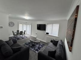 The Modern Balcony Apartment - 2 Bed 1 Bath Private Parking, hotel in Milton Keynes
