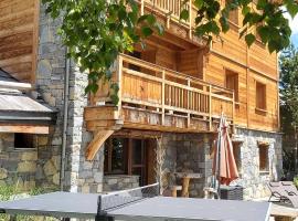 Prestigious Chalet for 18 Guests, Pool & Jacuzzi, close to slopes and resort center, khách sạn ở Montgenèvre