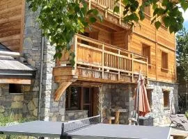 Prestigious Chalet for 18 Guests, Pool & Jacuzzi, close to slopes and resort center