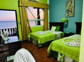 Ribiera del Lago Peten Itza, hotel com banheiras de hidromassagem em Flores