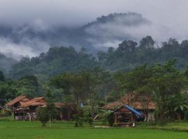 PANAKLUEA Cottage & Crafts - พนาเกลือ, hotel que aceita pets em Ban Kham