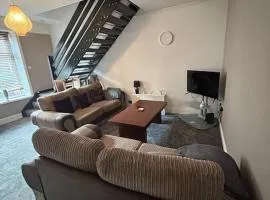Entire House - 4 Bed - Sleeps 6