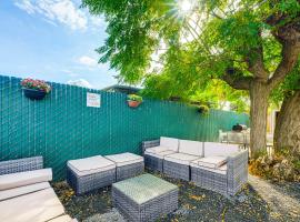 Small-Town Charm and Patio Dining Home in Madera!, hotel en Madera