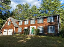 19 Mile Bay Tuftonboro Lake Winnipesaukee 4 Bedroom 2 Bath Pet Friendly fee applies, hotel v destinaci Tuftonboro