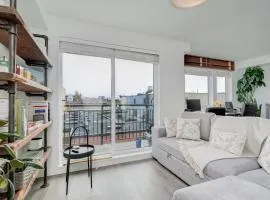 Chinatown Gem - min 30 Day Stay-Sunny South-Facing Suite with Work Desk in Historic Chinatown by Victoria Prime!