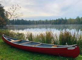 Chalet 4 saisons au pied des monts valin, cabin in Saint-David-de-Falardeau